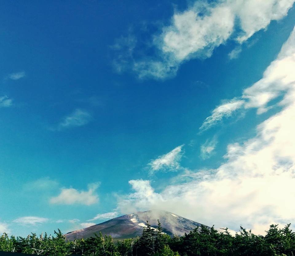 Le tout petit bout du haut du mont fuji, sur le chemin du retour. Le bas était gâché par un bâtiment très moche, d'où le cadrage bizarre.