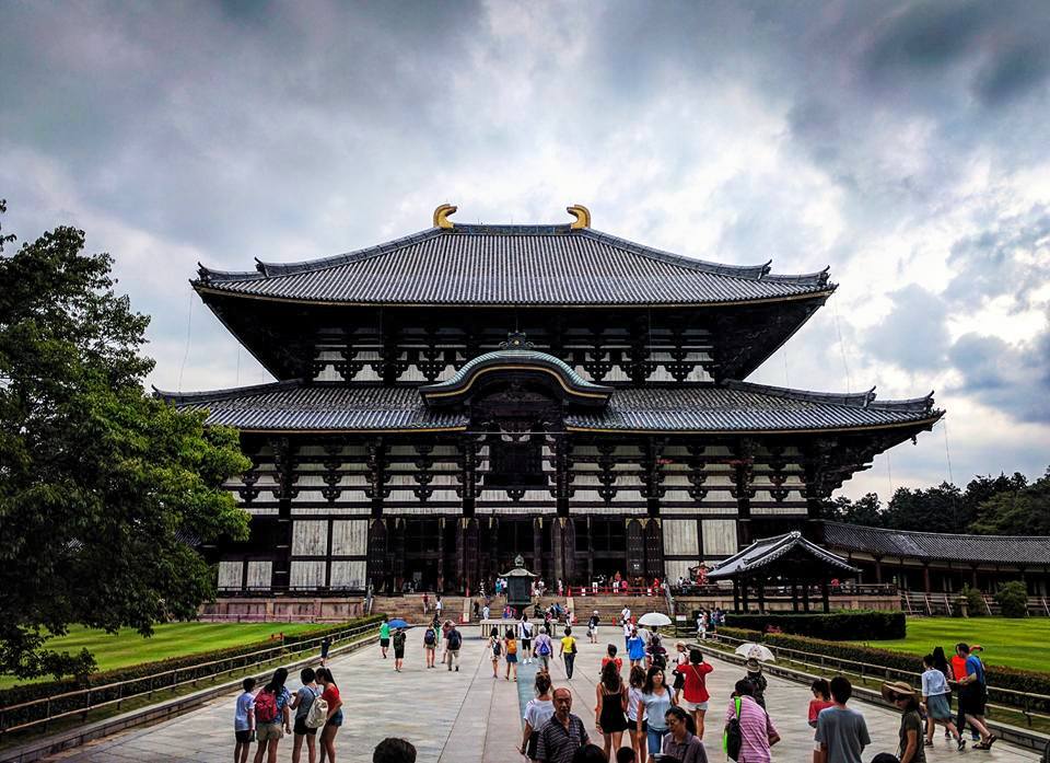 Temple bouddhiste Todai-ji. La photo ne rend pas vraiment compte de sa taille imposante. Il contient la plus grande statue de bouddha que j'aie jamais vue. 