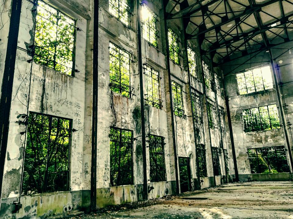 L'usine abandonnée. Il était interdit d'y entrer mais nous avons vu des gens en sortir, et la désobéissance est contagieuse. :)